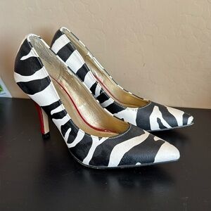 Kelly & Katie Women's Black and White Courts. Size 7. 4 inch heels.